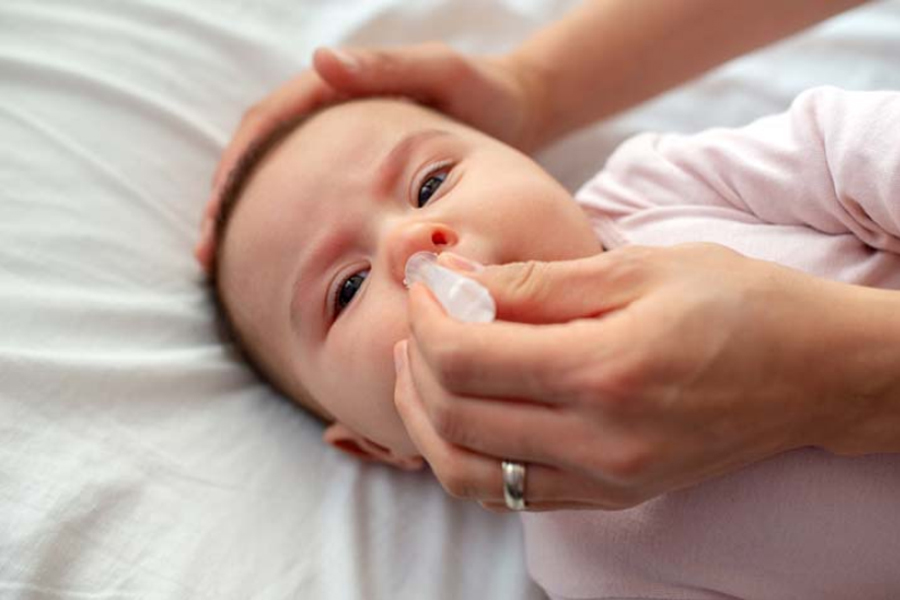 Vệ sinh mũi sạch sẽ giúp bé thở dễ dàng, cải thiện sức khỏe và vui vẻ chơi đùa.