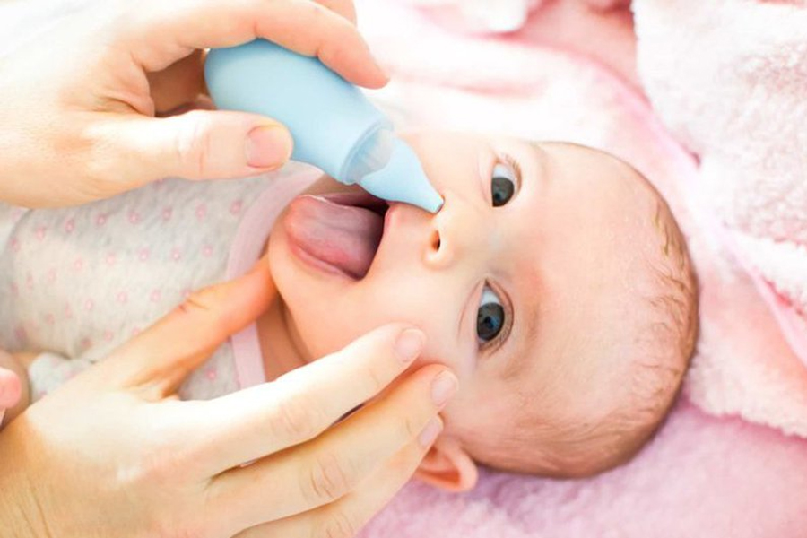 Nước muối sinh lý là phương pháp rửa mũi cho bé an toàn tại nhà.