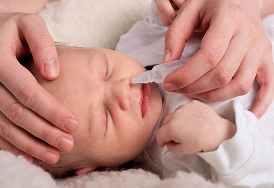 Khi nhỏ mũi trẻ em, nên đặt trẻ ở tư thế nằm, nghiêng đầu để nhỏ thuốc vào thành bên của mũi.