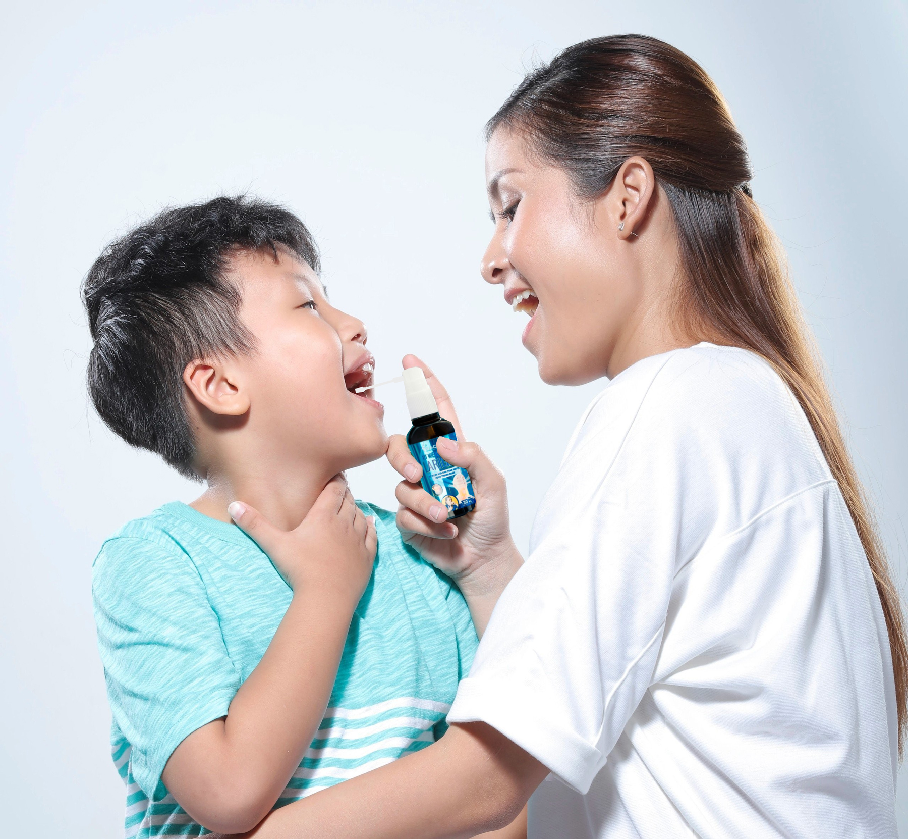 Nên lựa chọn loại xịt họng được khuyến cáo sử dụng cho trẻ nhỏ hoặc theo tư vấn của bác sĩ chuyên gia.