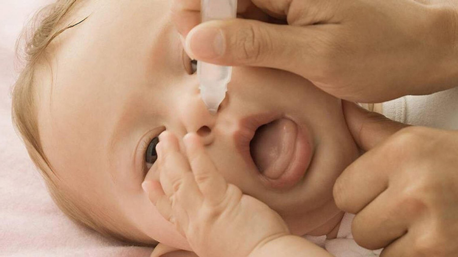 Vệ sinh mũi sạch sẽ giúp thông thoáng đường thở cho trẻ.