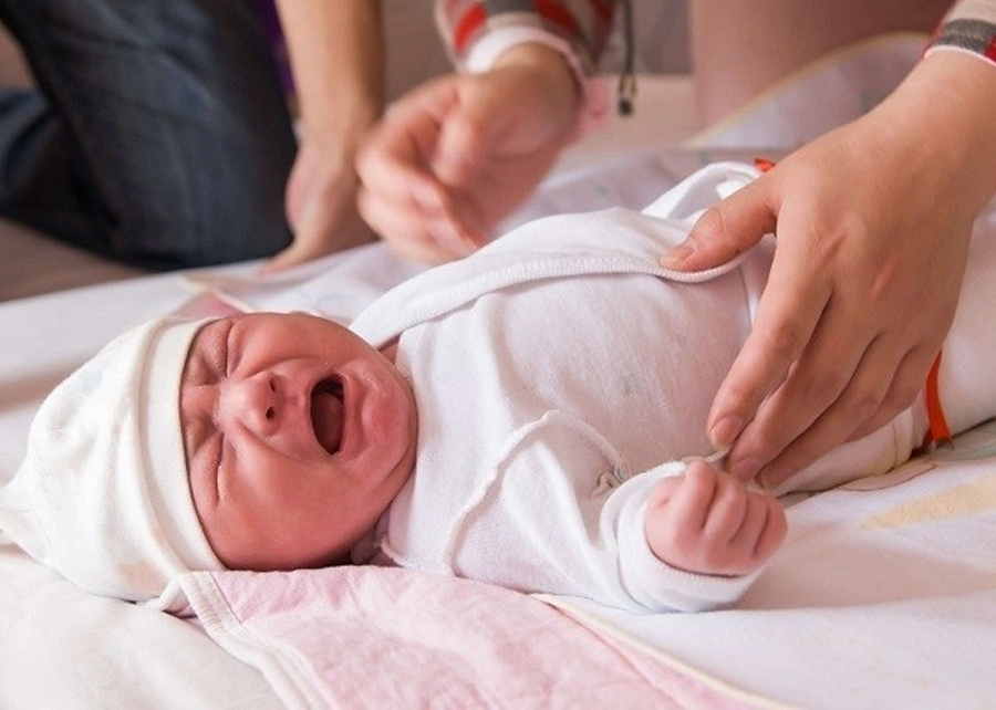 Trẻ sơ sinh thở khò khè và hay vặn mình có thể do vấn đề bệnh lý, phụ huynh tuyệt đối không được chủ quan.