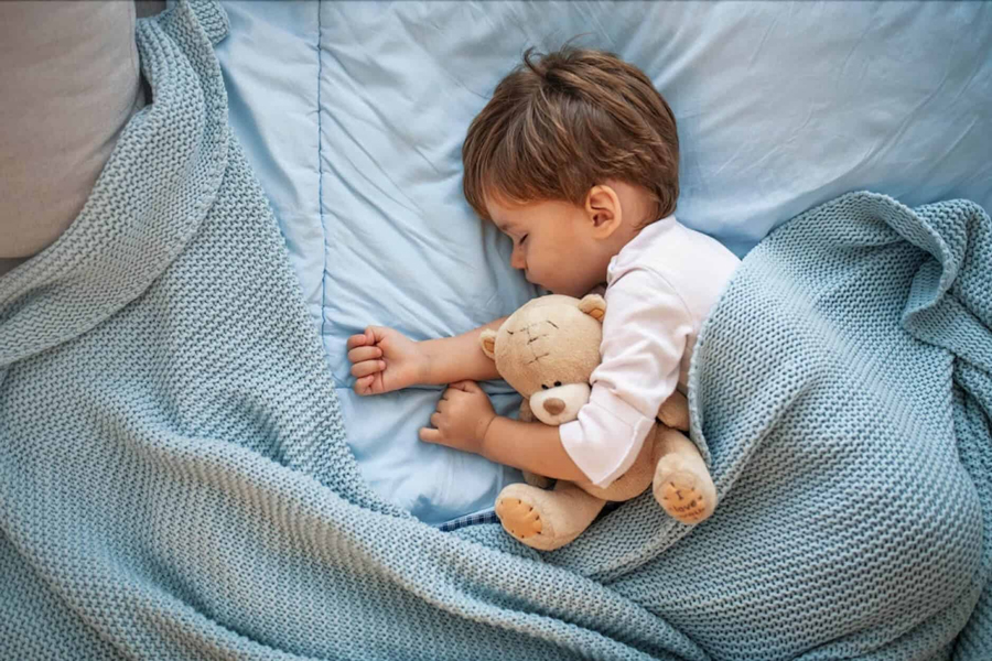 Cho trẻ ngủ nghiêng, không kê gối cao đầu và không nằm sấp sẽ giúp trẻ dễ thở hơn.