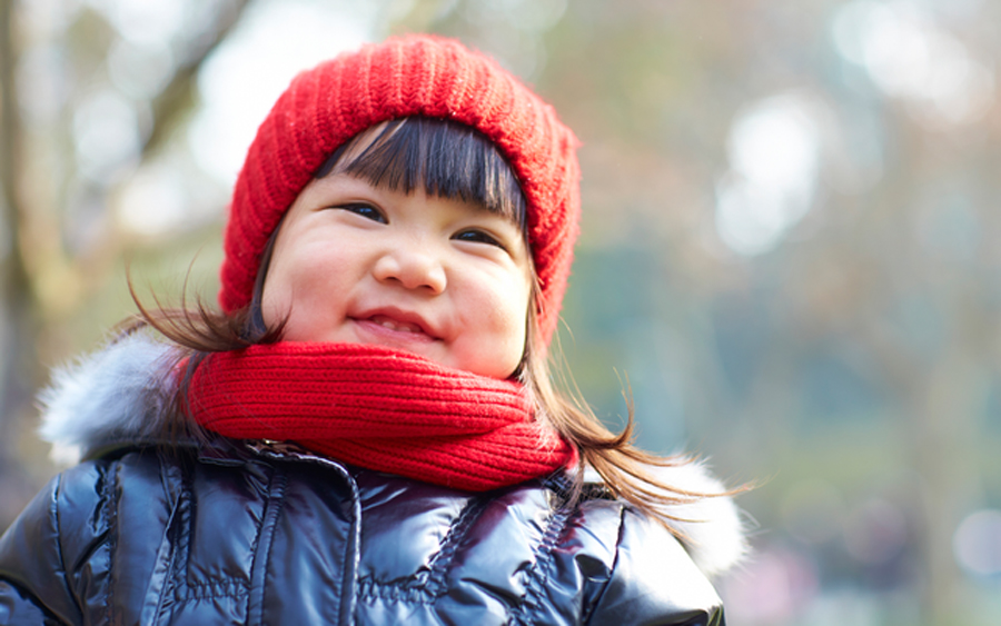 Mũ len, khăn cổ, áo ấm là những món đồ không thể thiếu vào mùa đông cho trẻ.
