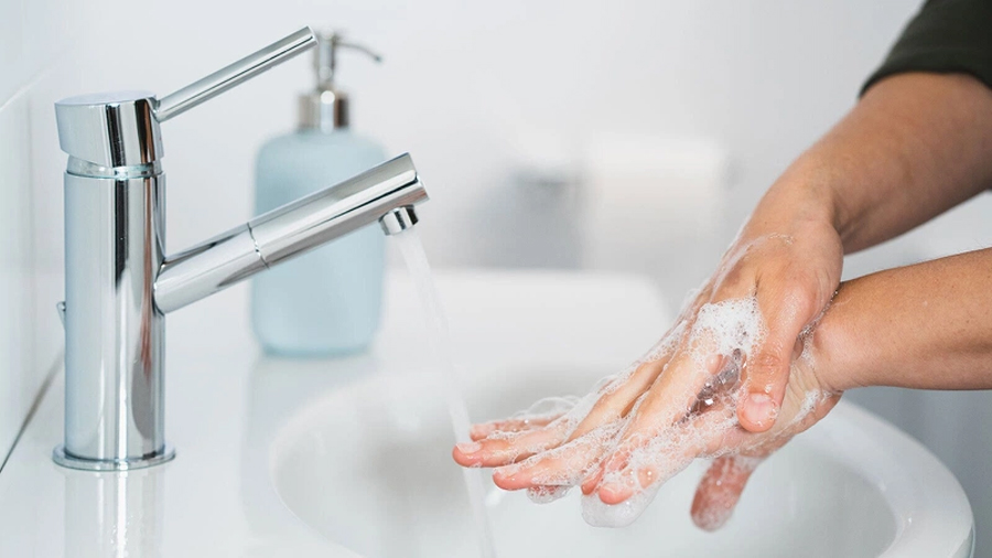 Trước khi nhỏ mũi cho bé, người trực tiếp thực hiện cho bé thì cần rửa tay thật sạch để đảm bảo vệ sinh.