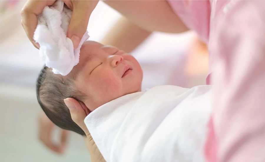 Cần cẩn trọng trong chăm sóc và vệ sinh mũi cho trẻ sơ sinh.