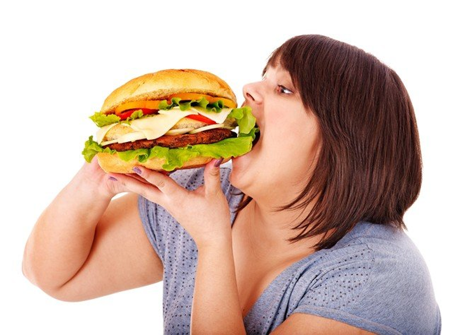 Những người thừa cân, béo phì, có chế độ ăn uống thiếu lành mạnh rất dễ mắc bệnh trào ngược dạ dày.