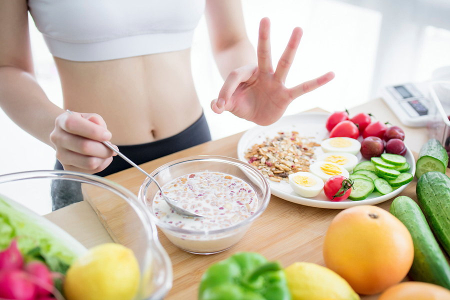 Nên kiểm soát cân nặng từ việc ăn uống tới tập luyện để phòng và điều trị bệnh trào ngược dạ dày.