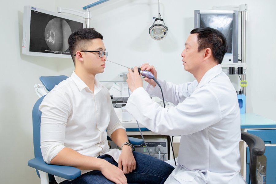 Cần gặp bác sĩ thăm khám khi ngứa mũi kèm biểu hiện bất thường.
