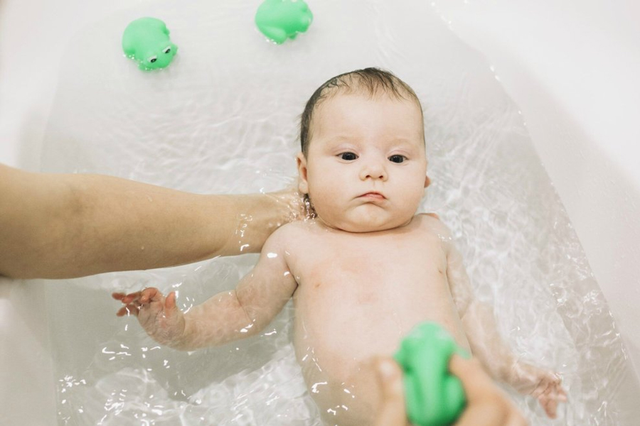 Mẹo này không nên áp dụng đối với trẻ nhỏ mà có thể thay bằng pha vào nước tắm để tắm cho trẻ.