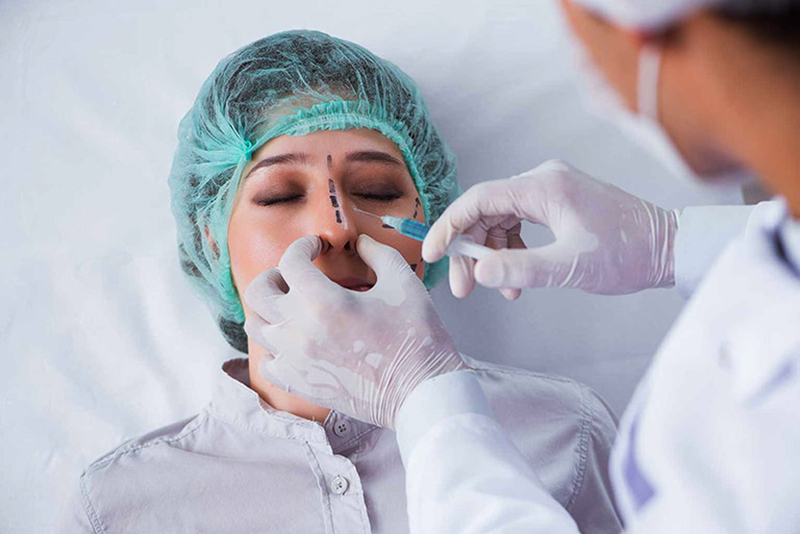 Trường hợp viêm mũi xoang xuất tiết liên quan đến lệch vách ngăn, bác sĩ có thể đề nghị phẫu thuật để điều chỉnh lại cấu trúc mũi.