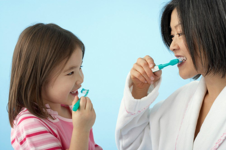 Khi trẻ bị nhiệt miệng, phụ huynh cần đưa con đi khám và sử dụng thuốc theo chỉ định của bác sĩ.
