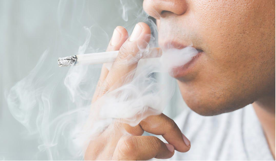 Hút thuốc lá không những gây đau họng mất tiếng, hút nhiều và lâu dài có nguy cơ gây ung thư vòm họng, ung thư phổi.