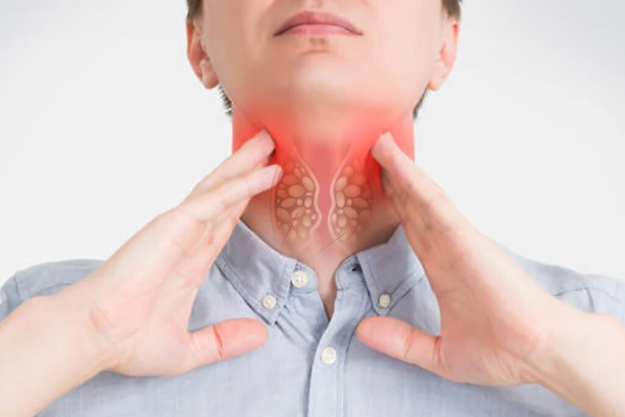 Nuốt nước bọt thấy vướng ở cổ họng bên trái có thể là dấu hiệu của bệnh ung thư.