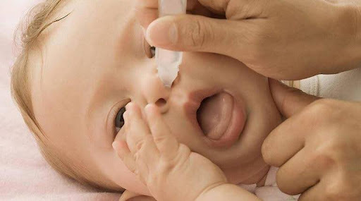 Dùng dung dịch có nguồn gốc thiên nhiên rửa mũi cho bé là một lựa chọn đảm bảo an toàn.